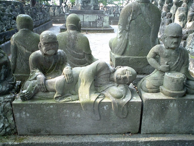写真正面：日本における按摩の歴史３：江戸期按摩立体３D石像（喜多院「五百羅漢」）：タイトル：町の按摩さん.com