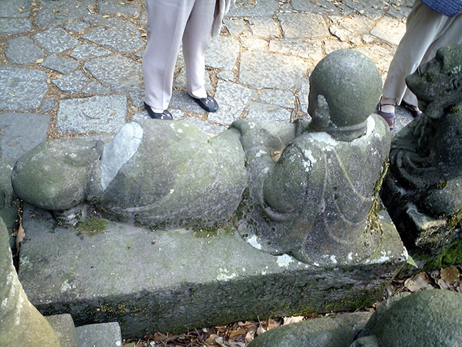 背面の写真：日本における按摩の歴史３：江戸期按摩立体３D石像（喜多院「五百羅漢」）：タイトル：町の按摩さん.com